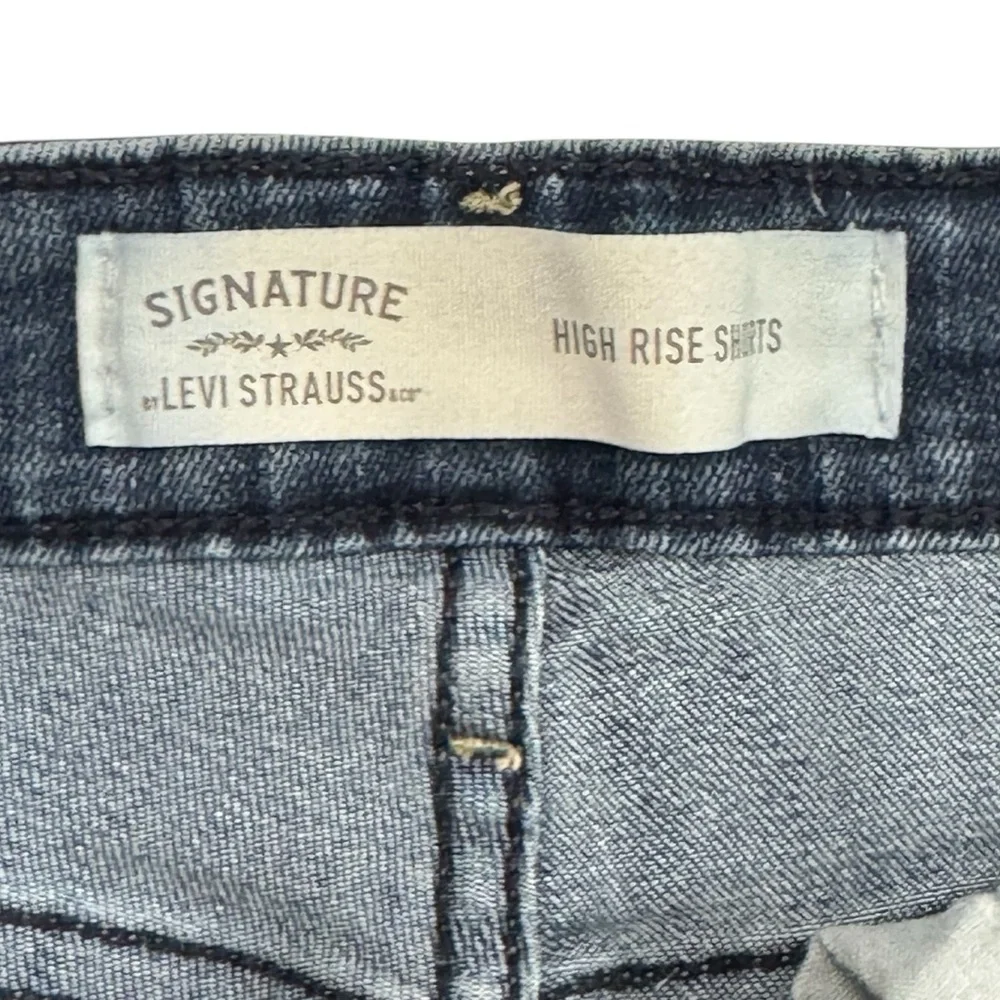 Levis Signature Blue Denim High Rise Distressed Women's Cuffed Shorts W28